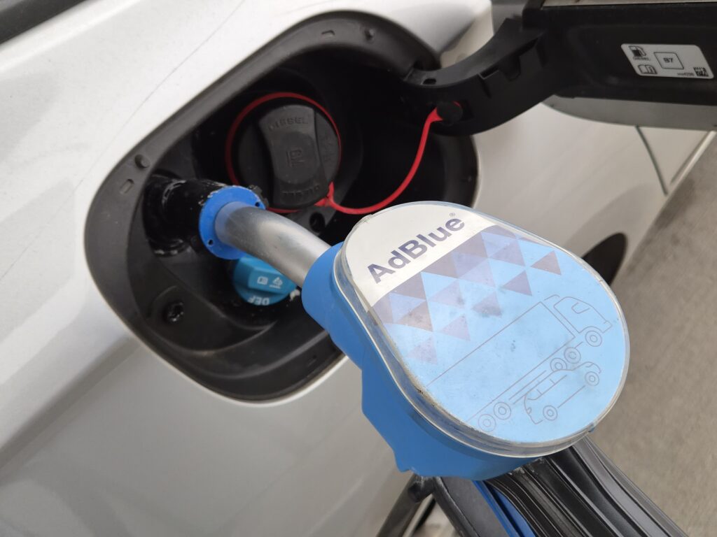 Rellenado del depósito de AdBlue en un coche diésel con sistema SCR