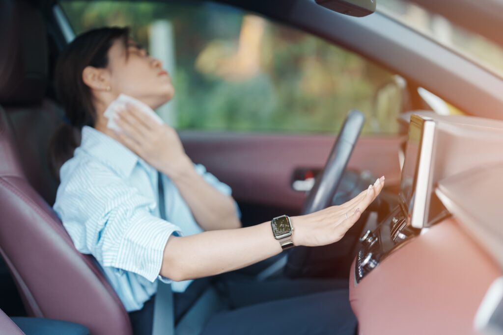 Aire acondicionado del coche no enfría durante un día de calor
